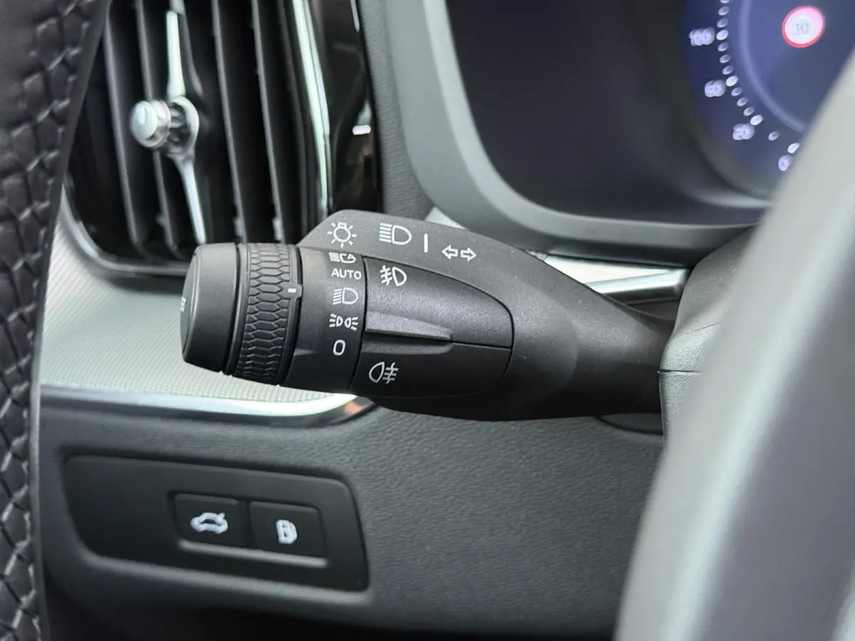 Plug-In Hybrid AWD T6 Plus Dark Recharge VAN:52.900,- VOOR:49.877,- UW HERFSTVOORDEEL:3.023,- ADAPT. CRUISE CONTROL | STUUR & STOEL VERWARMING | PANORAMA DAK | 360 GRADEN CAMERA | ELEK. STOE