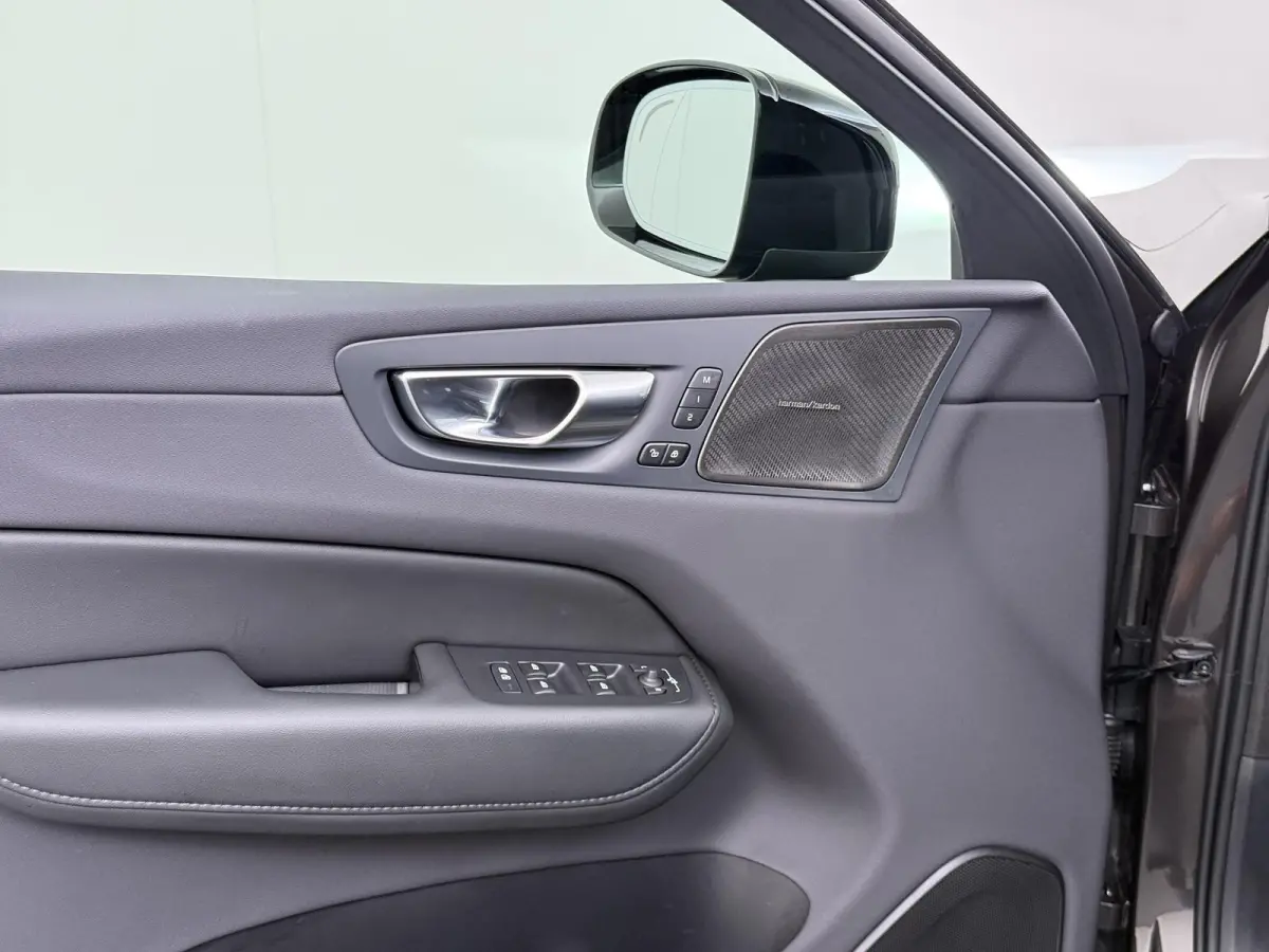 Plug-In Hybrid AWD T6 Plus Dark Recharge VAN:52.900,- VOOR:49.877,- UW HERFSTVOORDEEL:3.023,- ADAPT. CRUISE CONTROL | STUUR & STOEL VERWARMING | PANORAMA DAK | 360 GRADEN CAMERA | ELEK. STOE