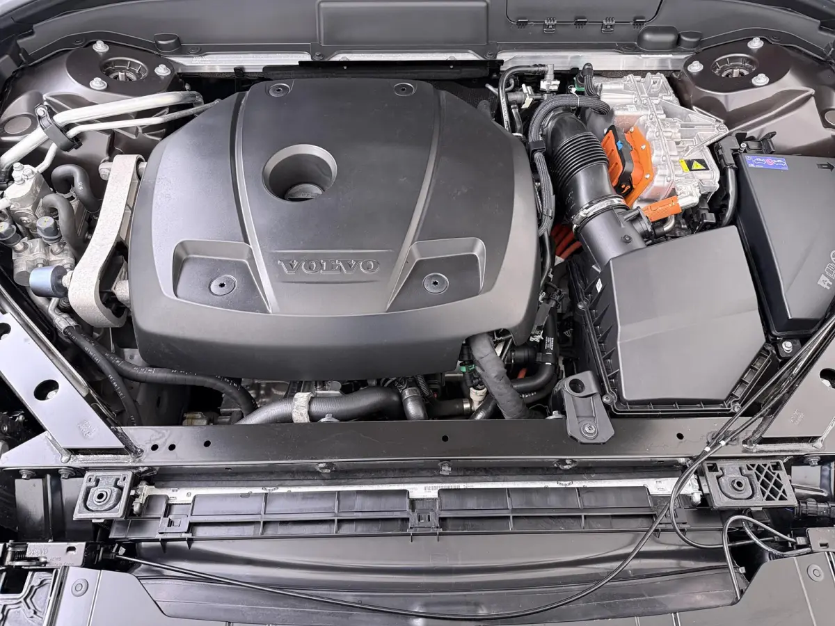 Plug-In Hybrid AWD T6 Plus Dark Recharge VAN:52.900,- VOOR:49.877,- UW HERFSTVOORDEEL:3.023,- ADAPT. CRUISE CONTROL | STUUR & STOEL VERWARMING | PANORAMA DAK | 360 GRADEN CAMERA | ELEK. STOE