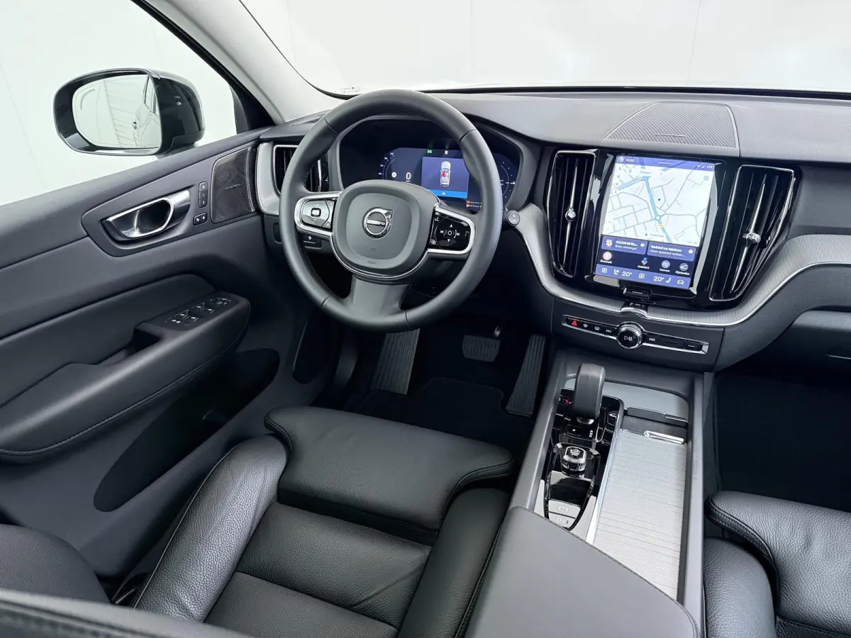Plug-In Hybrid AWD T6 Plus Dark Recharge VAN:52.900,- VOOR:49.877,- UW HERFSTVOORDEEL:3.023,- ADAPT. CRUISE CONTROL | STUUR & STOEL VERWARMING | PANORAMA DAK | 360 GRADEN CAMERA | ELEK. STOE