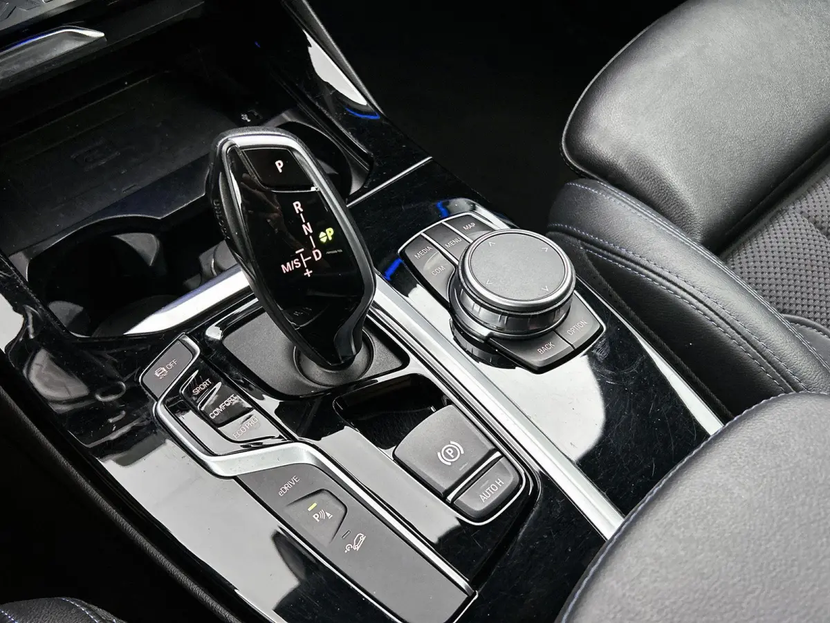 xDrive30e Executive M-Sport | SPORTSTOELEN | CAMERA | NAVIGATIE | STOELVERWARMING | DIGITAAL COCKPIT | HALF LEDEREN BEKLEDING