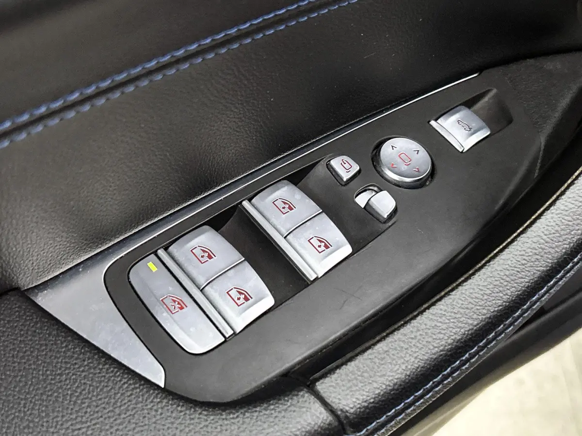 xDrive30e Executive M-Sport | SPORTSTOELEN | CAMERA | NAVIGATIE | STOELVERWARMING | DIGITAAL COCKPIT | HALF LEDEREN BEKLEDING