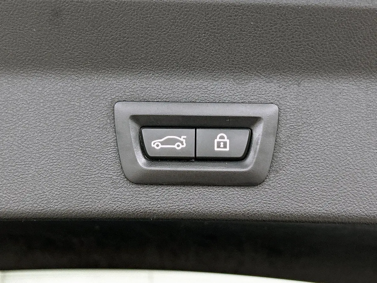 xDrive30e Executive M-Sport | SPORTSTOELEN | CAMERA | NAVIGATIE | STOELVERWARMING | DIGITAAL COCKPIT | HALF LEDEREN BEKLEDING