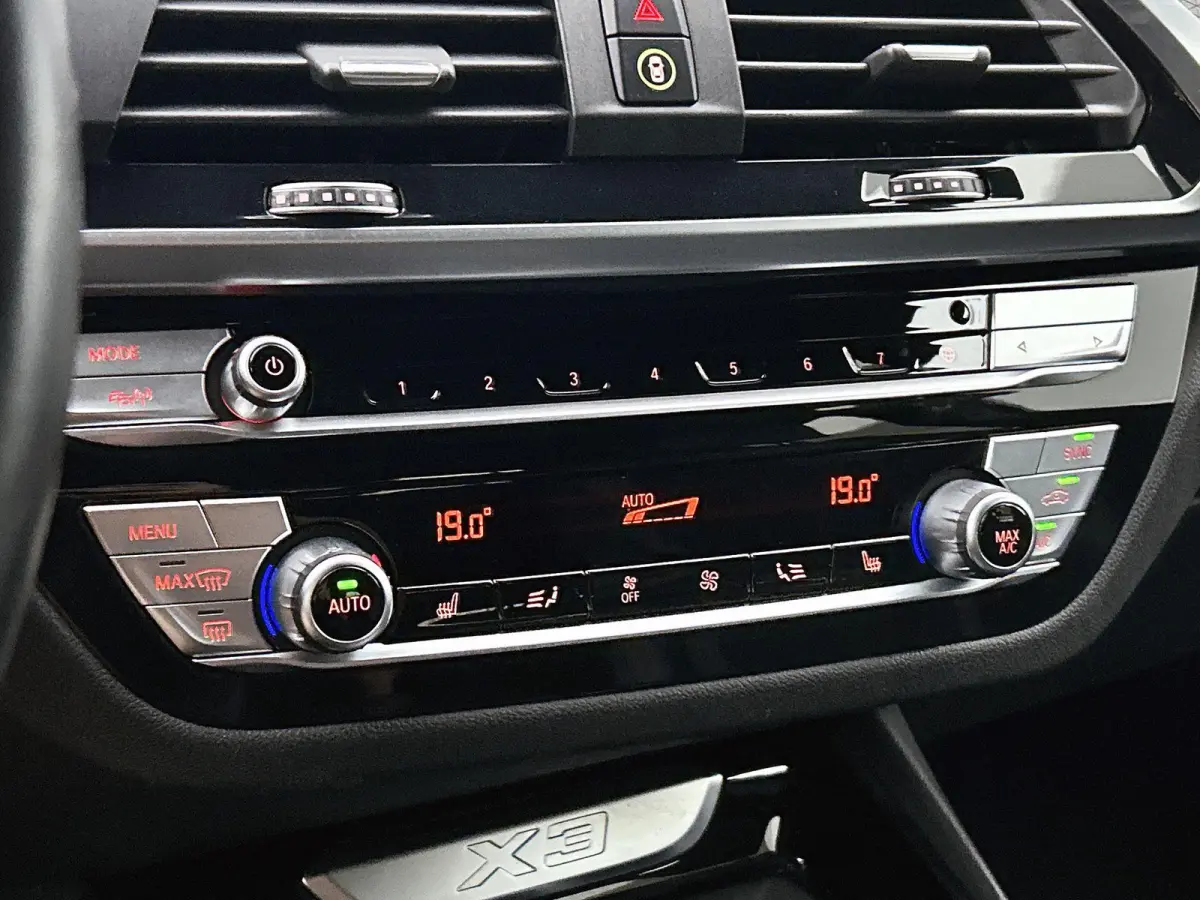xDrive30e Executive M-Sport | SPORTSTOELEN | CAMERA | NAVIGATIE | STOELVERWARMING | DIGITAAL COCKPIT | HALF LEDEREN BEKLEDING