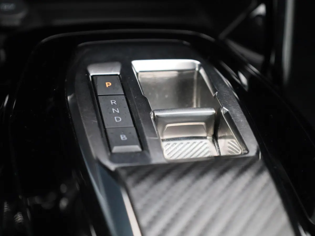 e-2008 Active | NAVIGATIE | KLIMAATREGELING | CRUISE CONTROL