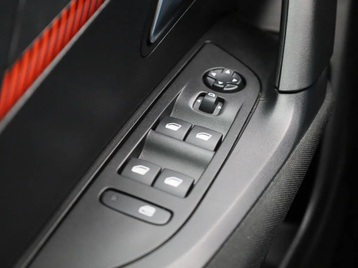 e-2008 Active | NAVIGATIE | KLIMAATREGELING | CRUISE CONTROL