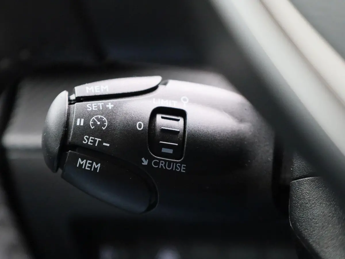 e-2008 Active | NAVIGATIE | KLIMAATREGELING | CRUISE CONTROL