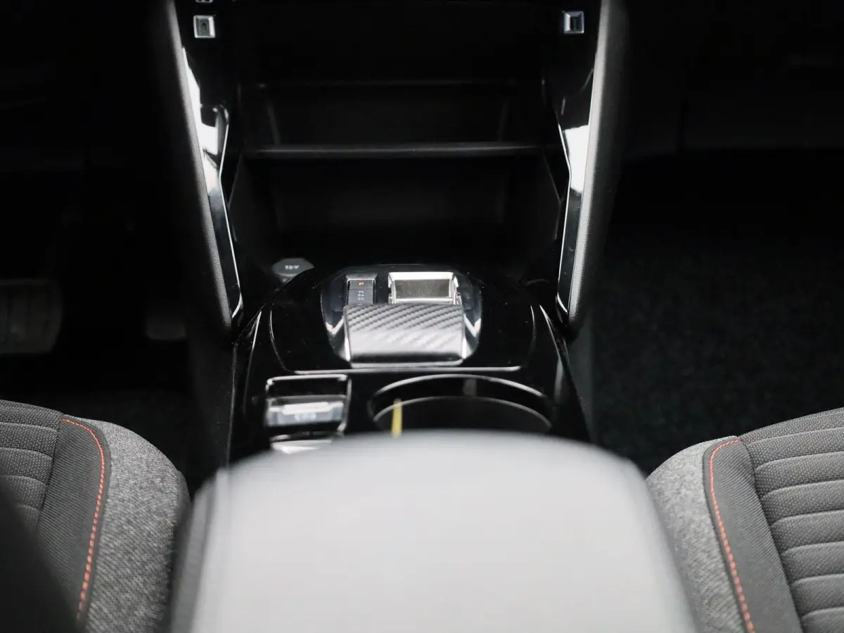 e-2008 Active | NAVIGATIE | KLIMAATREGELING | CRUISE CONTROL