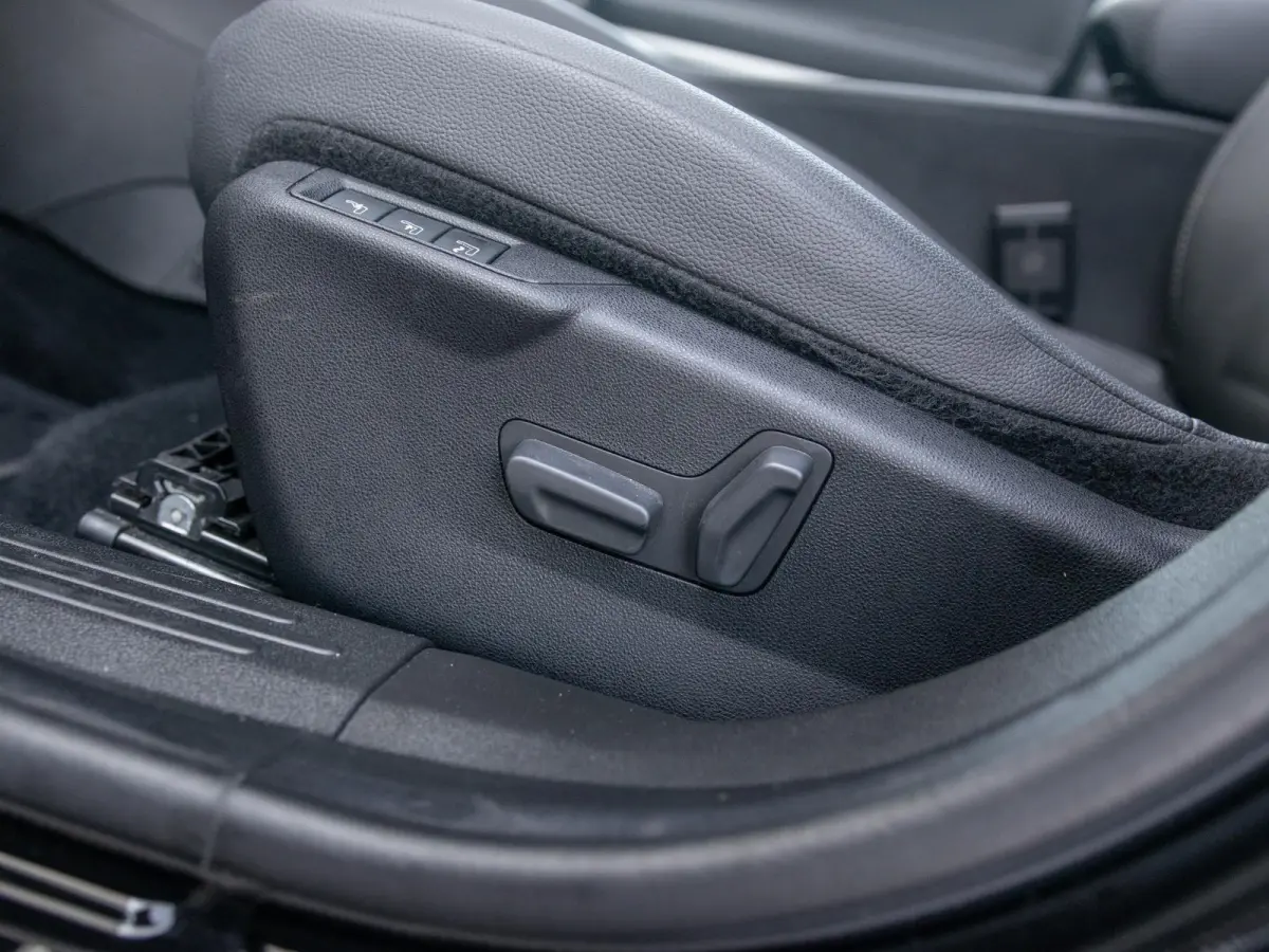 1.2 e-Hybrid Summit | Infotainment Pack | Schuif/Kanteldak | Leder&Winter Pack | 19" Brute velgen
