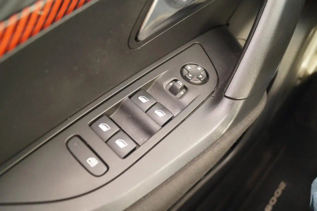 1.2 PureTech Active -AIRCO-PDC-CARPLAY-NW.DISTR.RIEM-