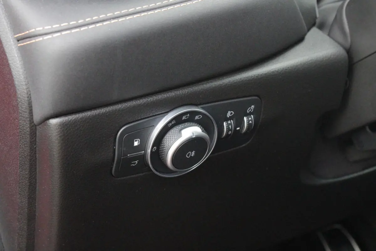 1.3T PHEV 280PK EDIZIONE BUSINESS | AFNEEMBARE TREKHAAK | ALL SEASON BANDEN | PREMIUM PACK: LEDEREN BEKLEDING/GEVENTILEERDE VOORSTOELEN/4-VOUDIG ELEKTRISCH VERSTELBARE LENDESTEUN VOORSTOELEN