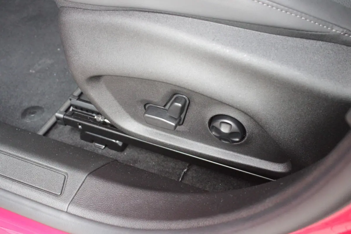 1.3T PHEV 280PK EDIZIONE BUSINESS | AFNEEMBARE TREKHAAK | ALL SEASON BANDEN | PREMIUM PACK: LEDEREN BEKLEDING/GEVENTILEERDE VOORSTOELEN/4-VOUDIG ELEKTRISCH VERSTELBARE LENDESTEUN VOORSTOELEN