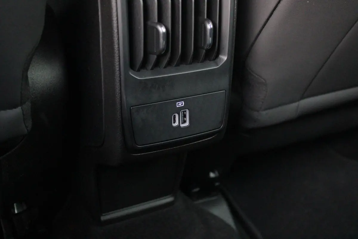 1.3T PHEV 280PK EDIZIONE BUSINESS | AFNEEMBARE TREKHAAK | ALL SEASON BANDEN | PREMIUM PACK: LEDEREN BEKLEDING/GEVENTILEERDE VOORSTOELEN/4-VOUDIG ELEKTRISCH VERSTELBARE LENDESTEUN VOORSTOELEN