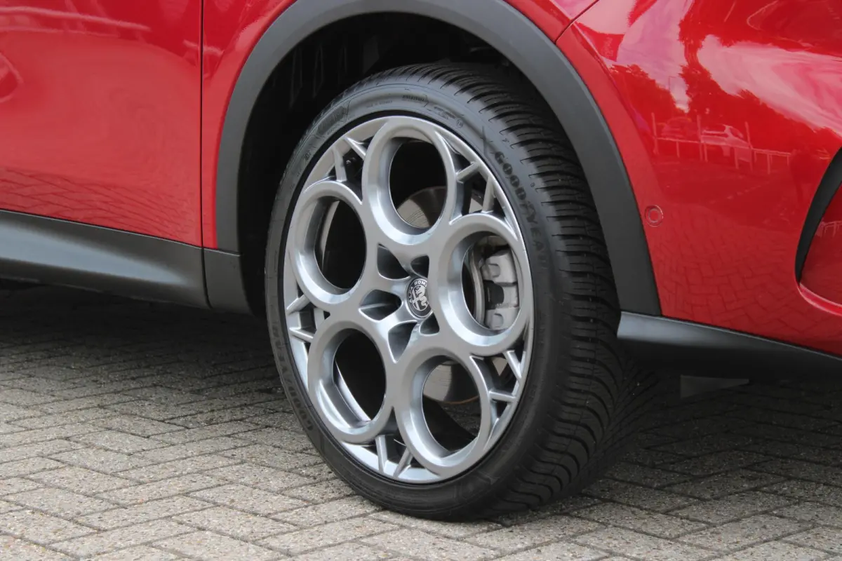 1.3T PHEV 280PK EDIZIONE BUSINESS | AFNEEMBARE TREKHAAK | ALL SEASON BANDEN | PREMIUM PACK: LEDEREN BEKLEDING/GEVENTILEERDE VOORSTOELEN/4-VOUDIG ELEKTRISCH VERSTELBARE LENDESTEUN VOORSTOELEN
