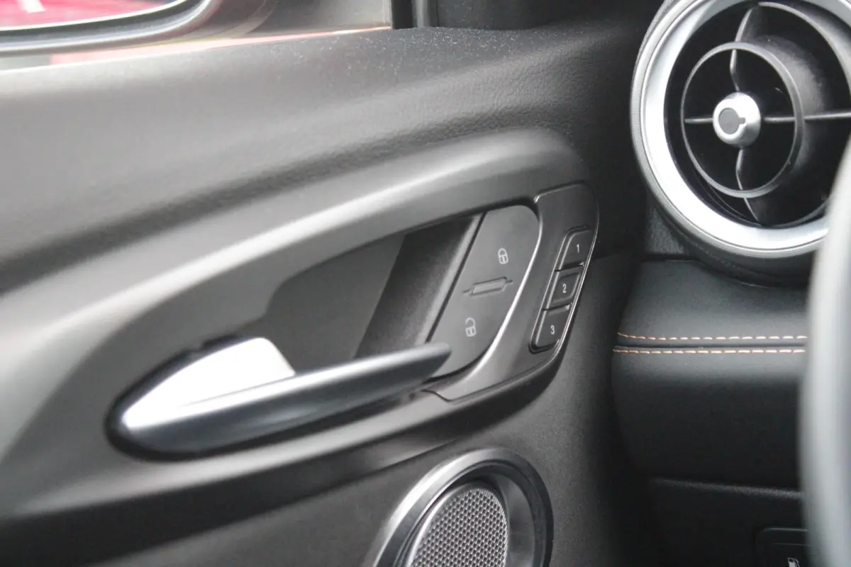 1.3T PHEV 280PK EDIZIONE BUSINESS | AFNEEMBARE TREKHAAK | ALL SEASON BANDEN | PREMIUM PACK: LEDEREN BEKLEDING/GEVENTILEERDE VOORSTOELEN/4-VOUDIG ELEKTRISCH VERSTELBARE LENDESTEUN VOORSTOELEN