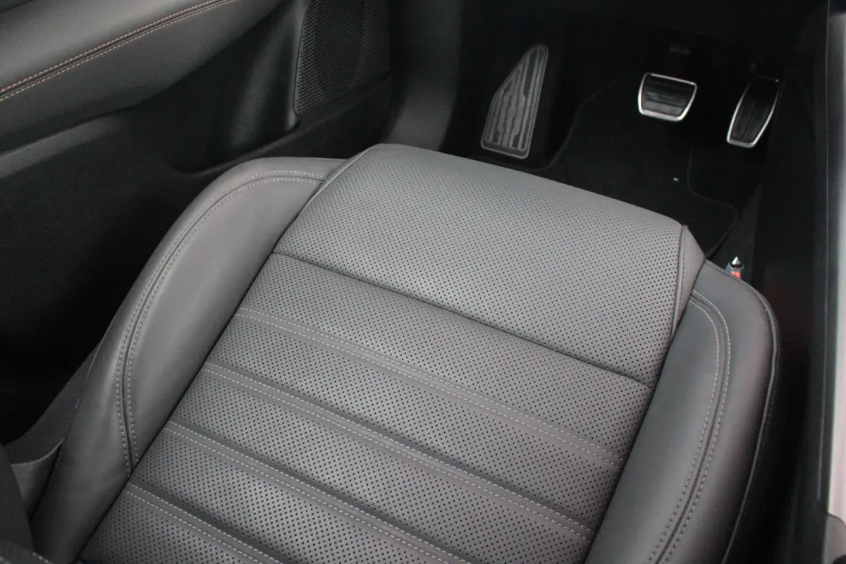 1.3T PHEV 280PK EDIZIONE BUSINESS | AFNEEMBARE TREKHAAK | ALL SEASON BANDEN | PREMIUM PACK: LEDEREN BEKLEDING/GEVENTILEERDE VOORSTOELEN/4-VOUDIG ELEKTRISCH VERSTELBARE LENDESTEUN VOORSTOELEN