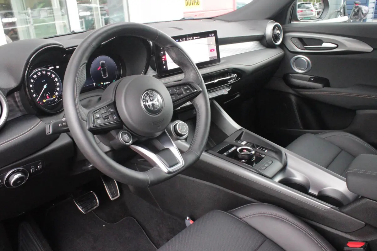 1.3T PHEV 280PK EDIZIONE BUSINESS | AFNEEMBARE TREKHAAK | ALL SEASON BANDEN | PREMIUM PACK: LEDEREN BEKLEDING/GEVENTILEERDE VOORSTOELEN/4-VOUDIG ELEKTRISCH VERSTELBARE LENDESTEUN VOORSTOELEN