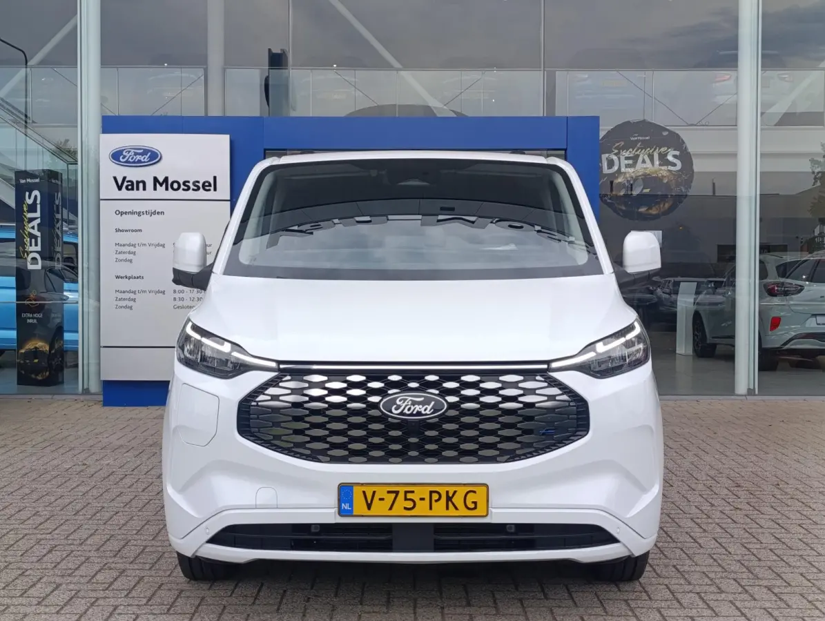 Cust. 320 L2H1 Limited 71 kWh DC | 136PK | Adaptieve Cruise | Dodehoeksensoren | 360-graden camera | Trekhaak | 5-zits | Navigatie | Direct beschikbaar! | 2 AGM-accu's