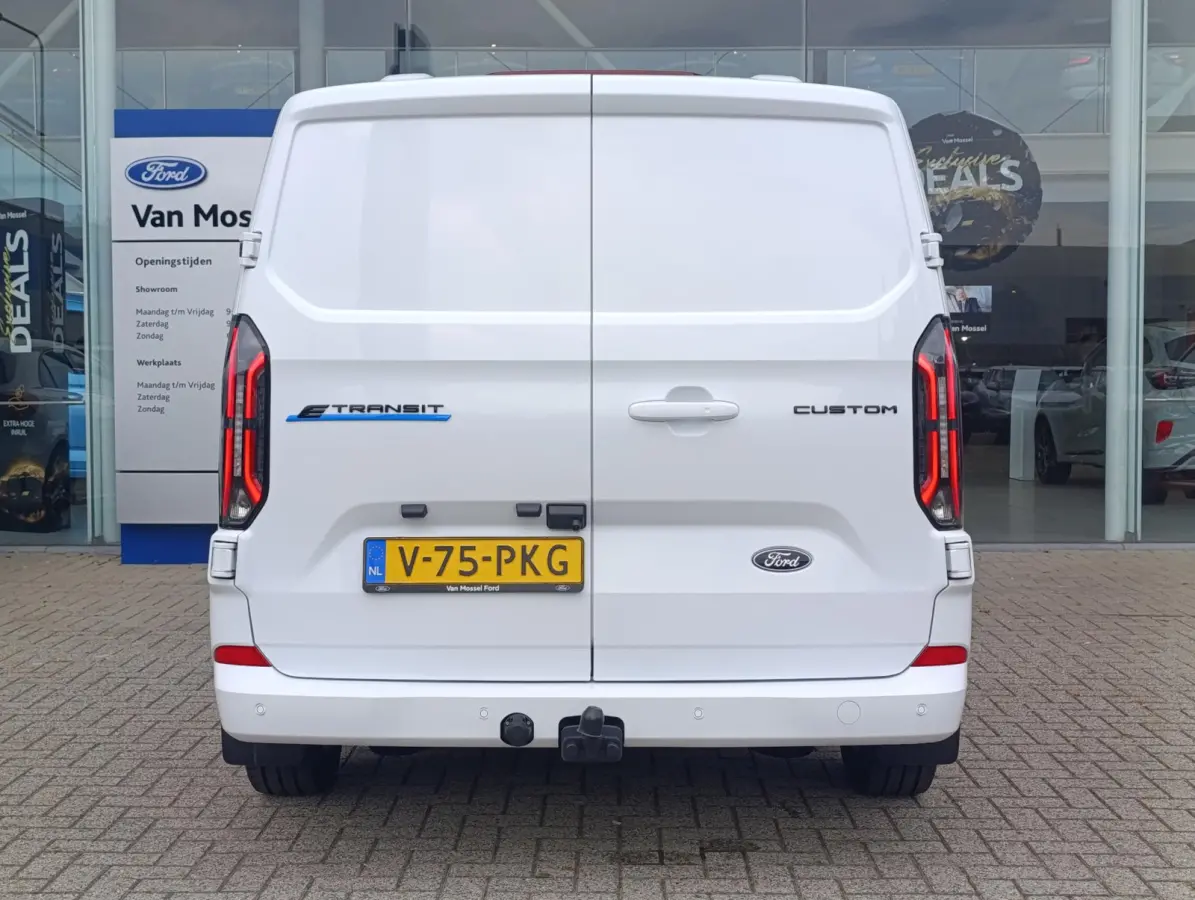 Cust. 320 L2H1 Limited 71 kWh DC | 136PK | Adaptieve Cruise | Dodehoeksensoren | 360-graden camera | Trekhaak | 5-zits | Navigatie | Direct beschikbaar! | 2 AGM-accu's