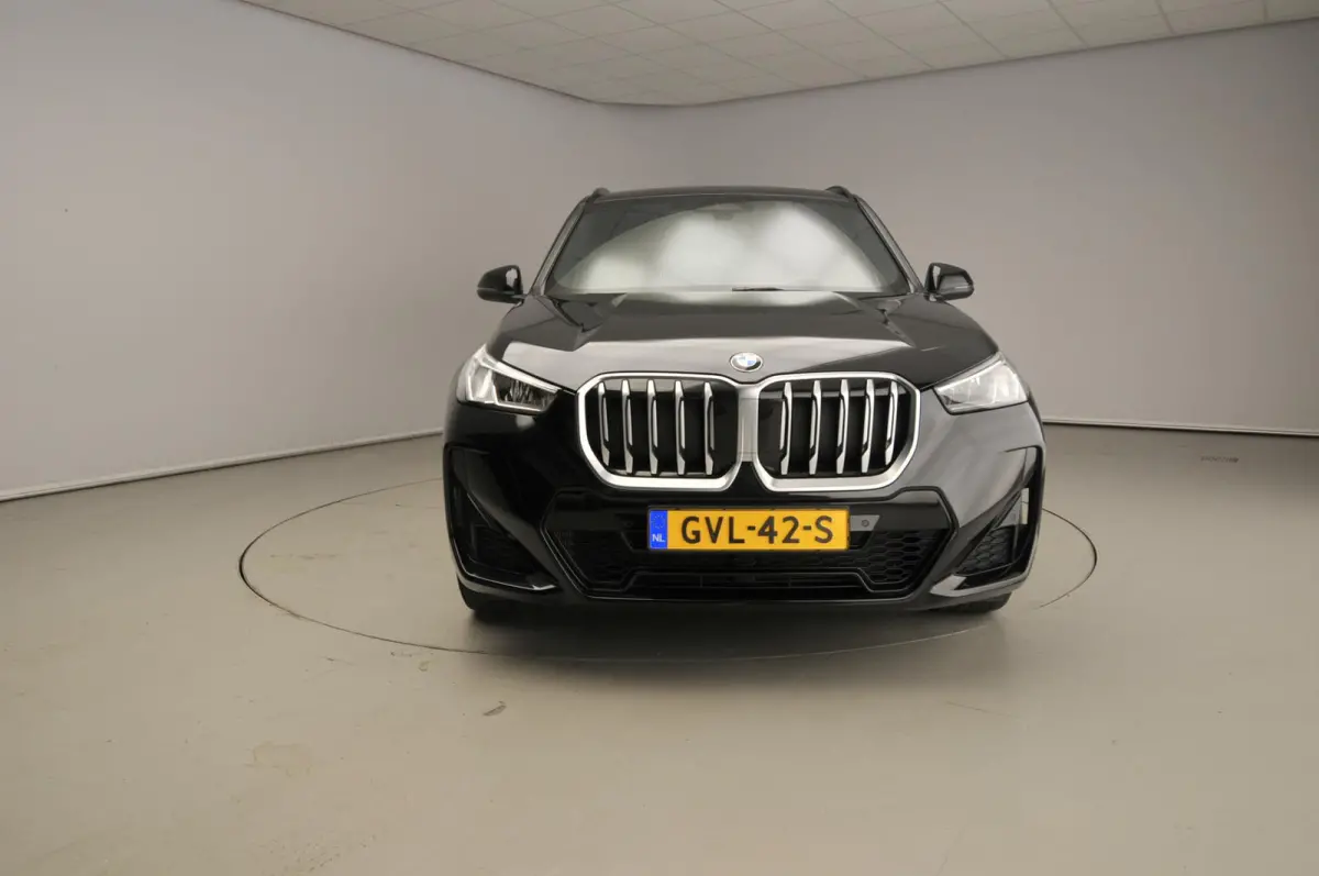 sDrive20i | M-Sportpakket | LED | Navigatie | Trekhaak | Sportstoelen | Stoelverwarming | DAB | Alu 18 inch