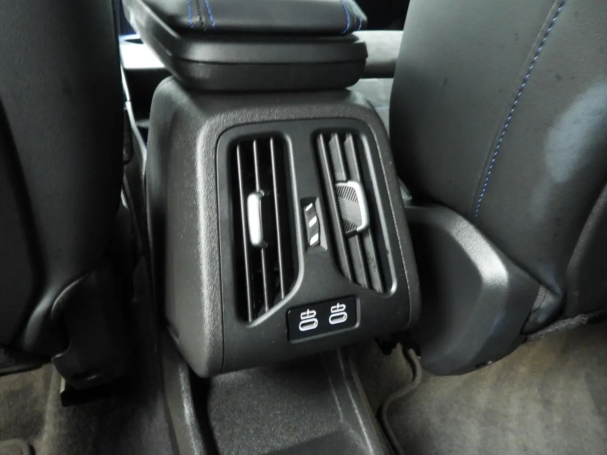 sDrive20i | M-Sportpakket | LED | Navigatie | Trekhaak | Sportstoelen | Stoelverwarming | DAB | Alu 18 inch