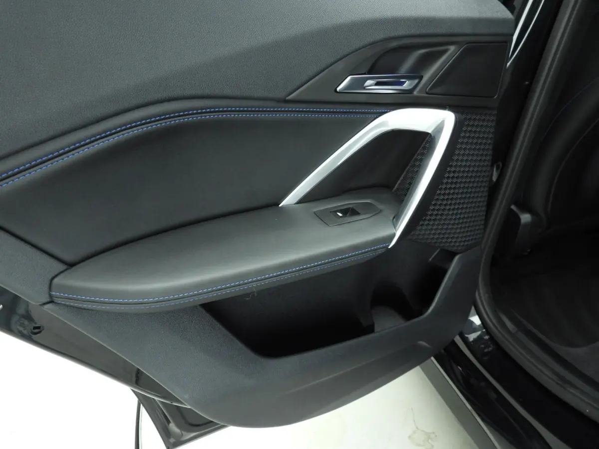 sDrive20i | M-Sportpakket | LED | Navigatie | Trekhaak | Sportstoelen | Stoelverwarming | DAB | Alu 18 inch