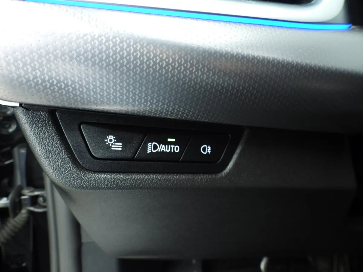 sDrive20i | M-Sportpakket | LED | Navigatie | Trekhaak | Sportstoelen | Stoelverwarming | DAB | Alu 18 inch