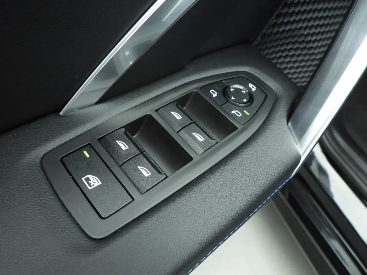sDrive20i | M-Sportpakket | LED | Navigatie | Trekhaak | Sportstoelen | Stoelverwarming | DAB | Alu 18 inch