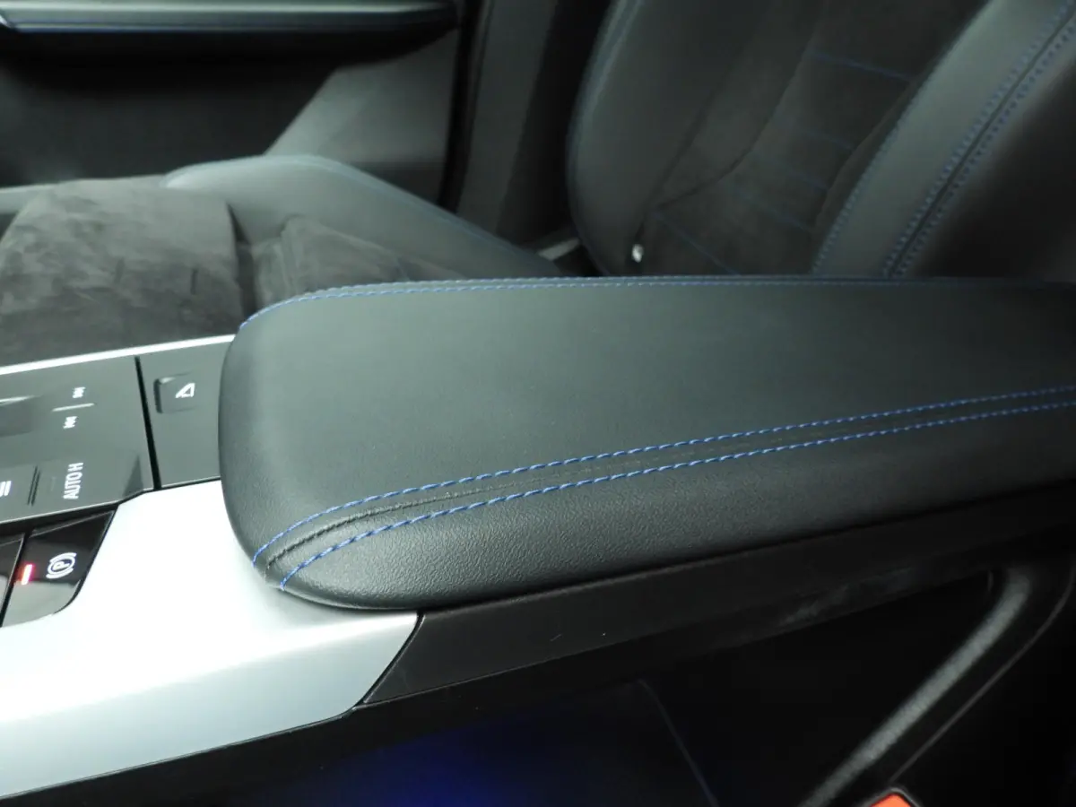 sDrive20i | M-Sportpakket | LED | Navigatie | Trekhaak | Sportstoelen | Stoelverwarming | DAB | Alu 18 inch
