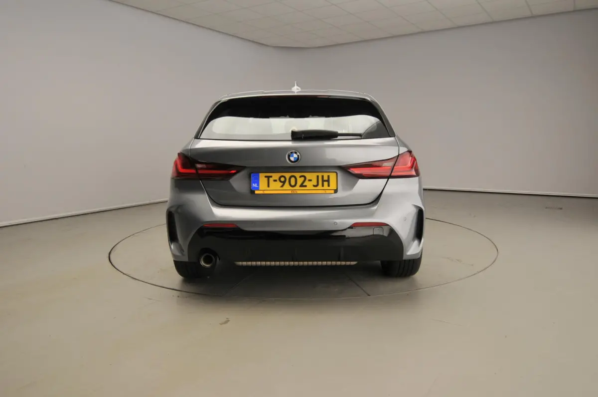 5-deurs 118i | M-Sportpakket | LED | Navigatie | Active cruise | Stoelverwarming | Sportstoelen | DAB | Alu 18 inch