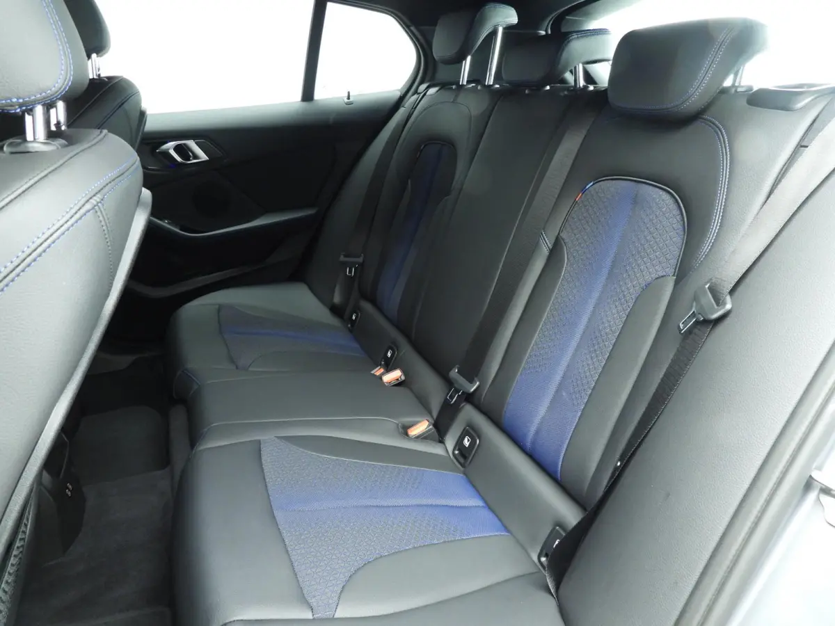 5-deurs 118i | M-Sportpakket | LED | Navigatie | Active cruise | Stoelverwarming | Sportstoelen | DAB | Alu 18 inch