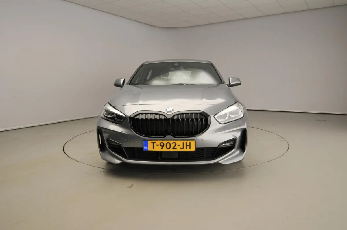 5-deurs 118i | M-Sportpakket | LED | Navigatie | Active cruise | Stoelverwarming | Sportstoelen | DAB | Alu 18 inch