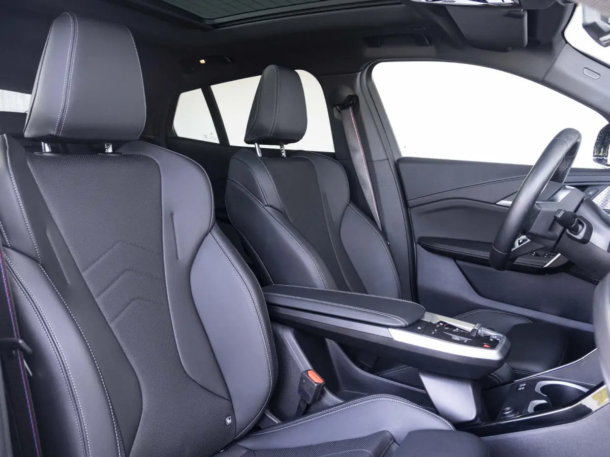 eDrive20 SoH 100% | M Sportpakket Pro | Innovation Pack | 20 inch | Stuurwielrand verwarmd | M Adaptief onderstel | Iconic Glow nierengrille | Glazen Panoramadak | Trekhaak