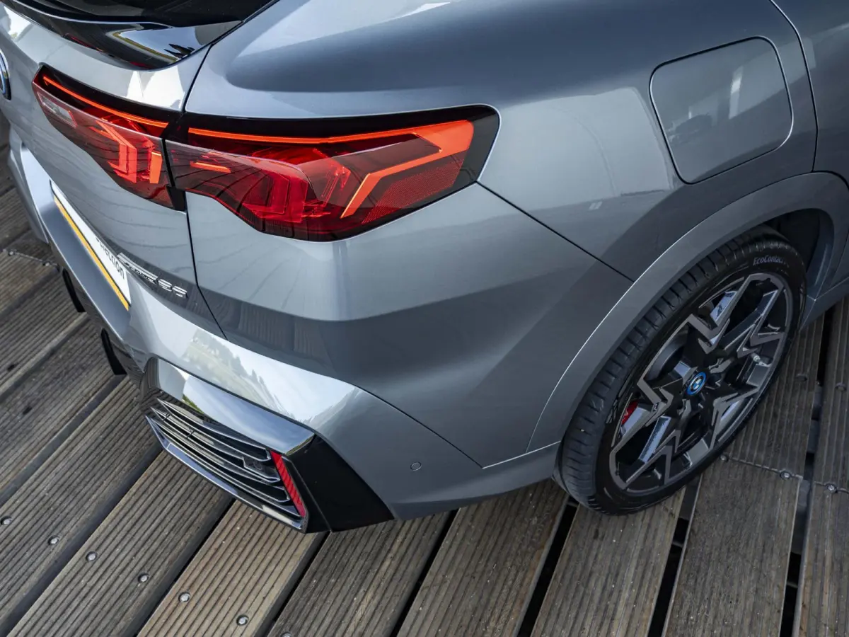 eDrive20 SoH 100% | M Sportpakket Pro | Innovation Pack | 20 inch | Stuurwielrand verwarmd | M Adaptief onderstel | Iconic Glow nierengrille | Glazen Panoramadak | Trekhaak