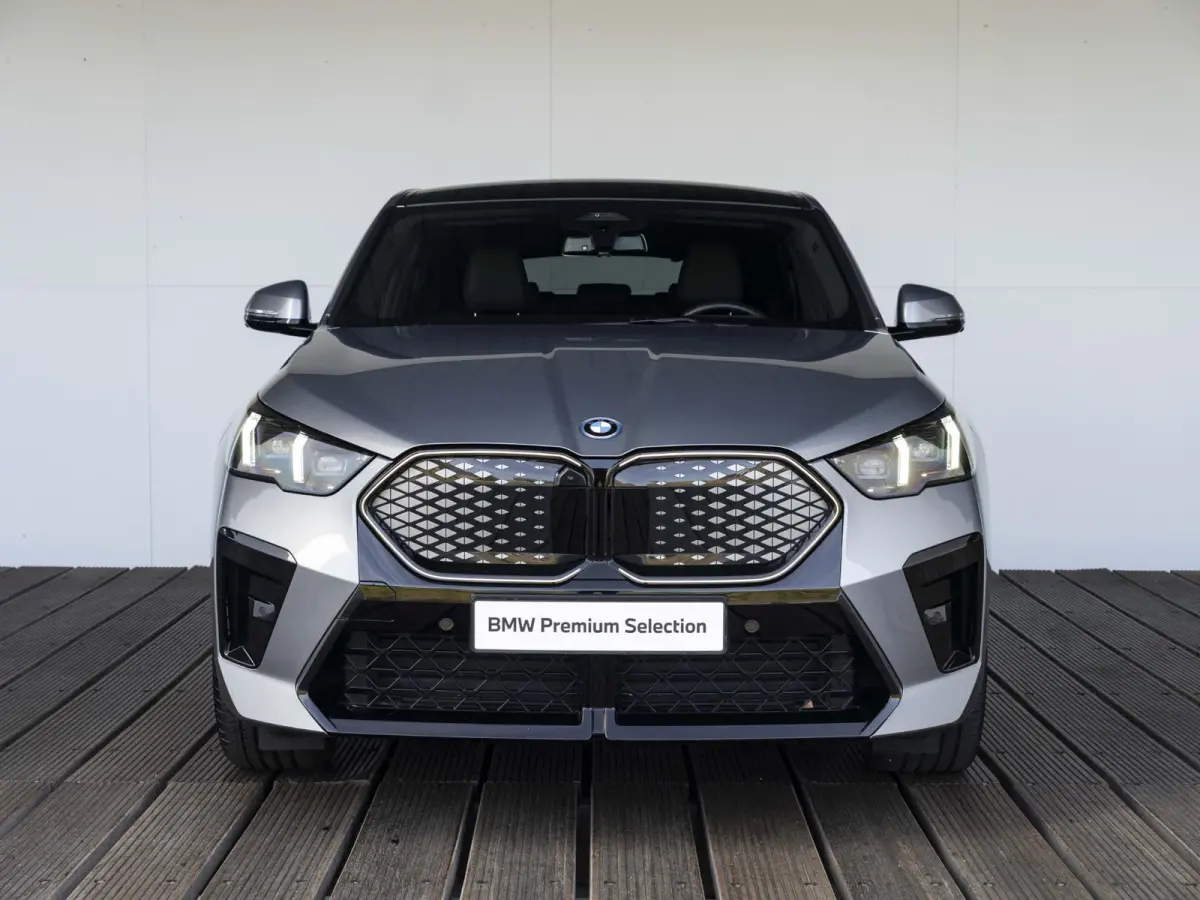 eDrive20 SoH 100% | M Sportpakket Pro | Innovation Pack | 20 inch | Stuurwielrand verwarmd | M Adaptief onderstel | Iconic Glow nierengrille | Glazen Panoramadak | Trekhaak