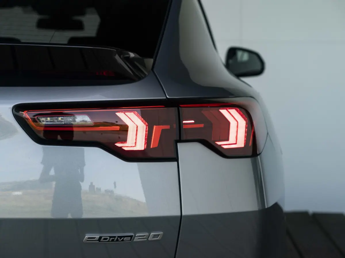 eDrive20 SoH 100% | M Sportpakket Pro | Innovation Pack | 20 inch | Stuurwielrand verwarmd | M Adaptief onderstel | Iconic Glow nierengrille | Glazen Panoramadak | Trekhaak