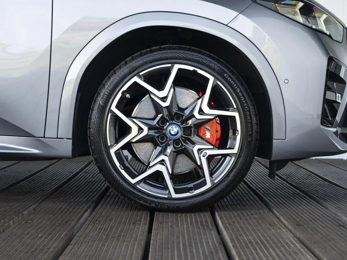 eDrive20 SoH 100% | M Sportpakket Pro | Innovation Pack | 20 inch | Stuurwielrand verwarmd | M Adaptief onderstel | Iconic Glow nierengrille | Glazen Panoramadak | Trekhaak