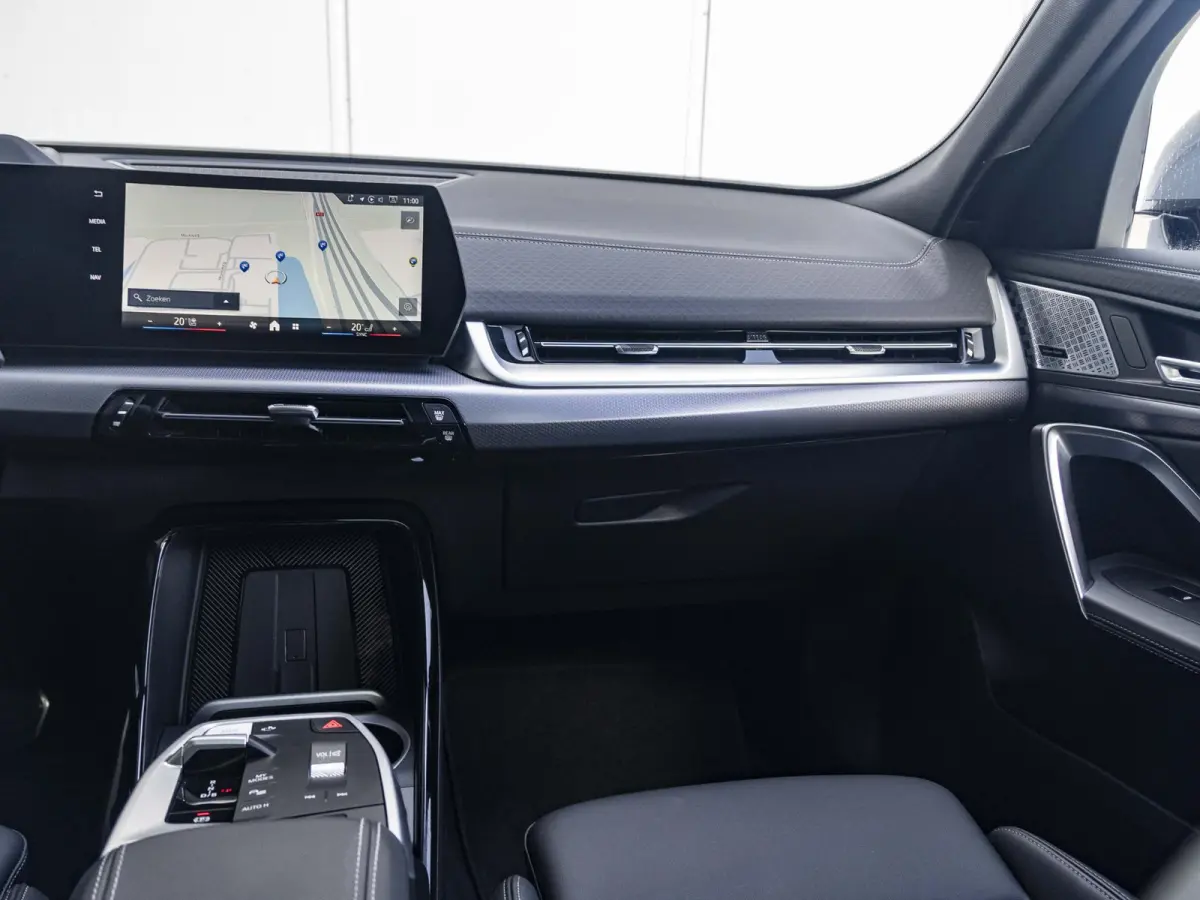 eDrive20 SoH 100% | M Sportpakket Pro | Innovation Pack | 20 inch | Stuurwielrand verwarmd | M Adaptief onderstel | Iconic Glow nierengrille | Glazen Panoramadak | Trekhaak