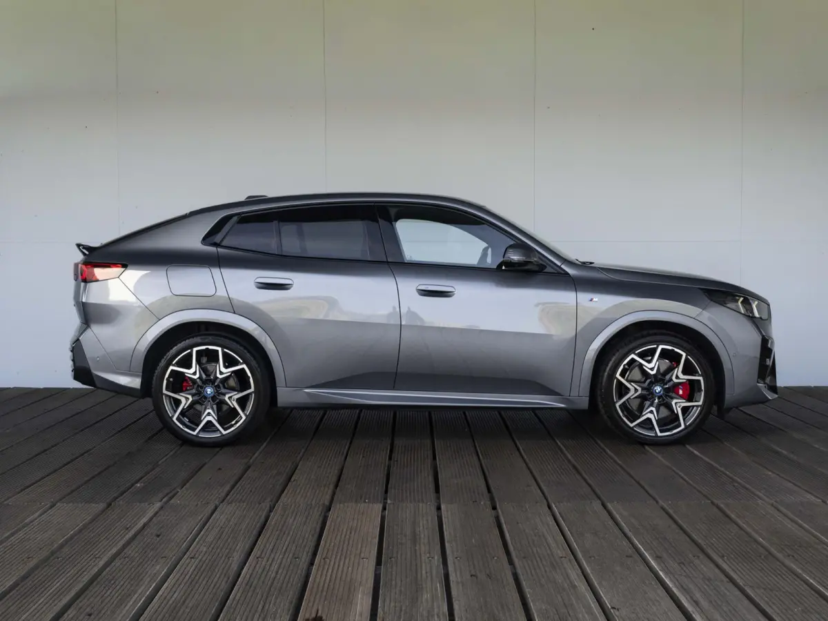 eDrive20 SoH 100% | M Sportpakket Pro | Innovation Pack | 20 inch | Stuurwielrand verwarmd | M Adaptief onderstel | Iconic Glow nierengrille | Glazen Panoramadak | Trekhaak