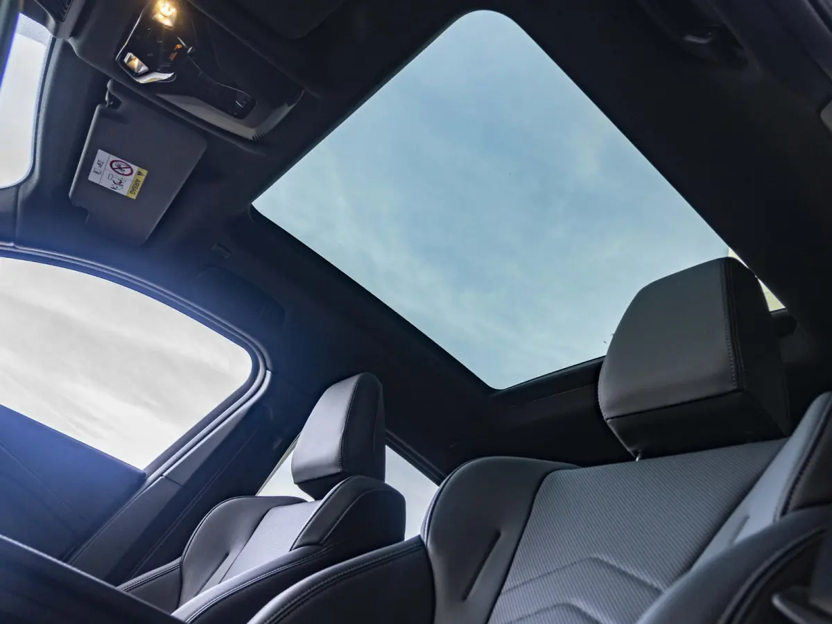 eDrive20 SoH 100% | M Sportpakket Pro | Innovation Pack | 20 inch | Stuurwielrand verwarmd | M Adaptief onderstel | Iconic Glow nierengrille | Glazen Panoramadak | Trekhaak