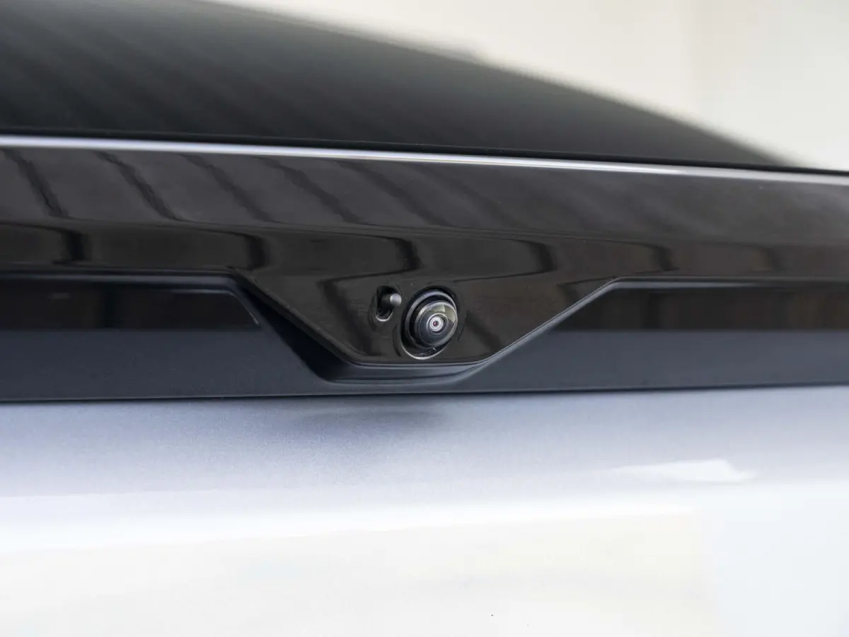 eDrive20 SoH 100% | M Sportpakket Pro | Innovation Pack | 20 inch | Stuurwielrand verwarmd | M Adaptief onderstel | Iconic Glow nierengrille | Glazen Panoramadak | Trekhaak