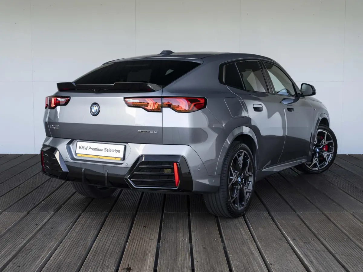 eDrive20 SoH 100% | M Sportpakket Pro | Innovation Pack | 20 inch | Stuurwielrand verwarmd | M Adaptief onderstel | Iconic Glow nierengrille | Glazen Panoramadak | Trekhaak