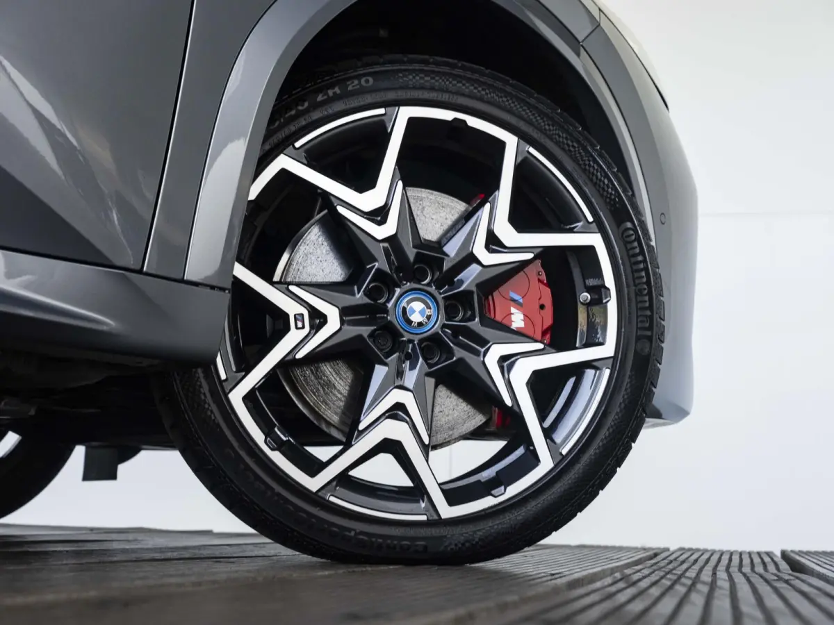 eDrive20 SoH 100% | M Sportpakket Pro | Innovation Pack | 20 inch | Stuurwielrand verwarmd | M Adaptief onderstel | Iconic Glow nierengrille | Glazen Panoramadak | Trekhaak