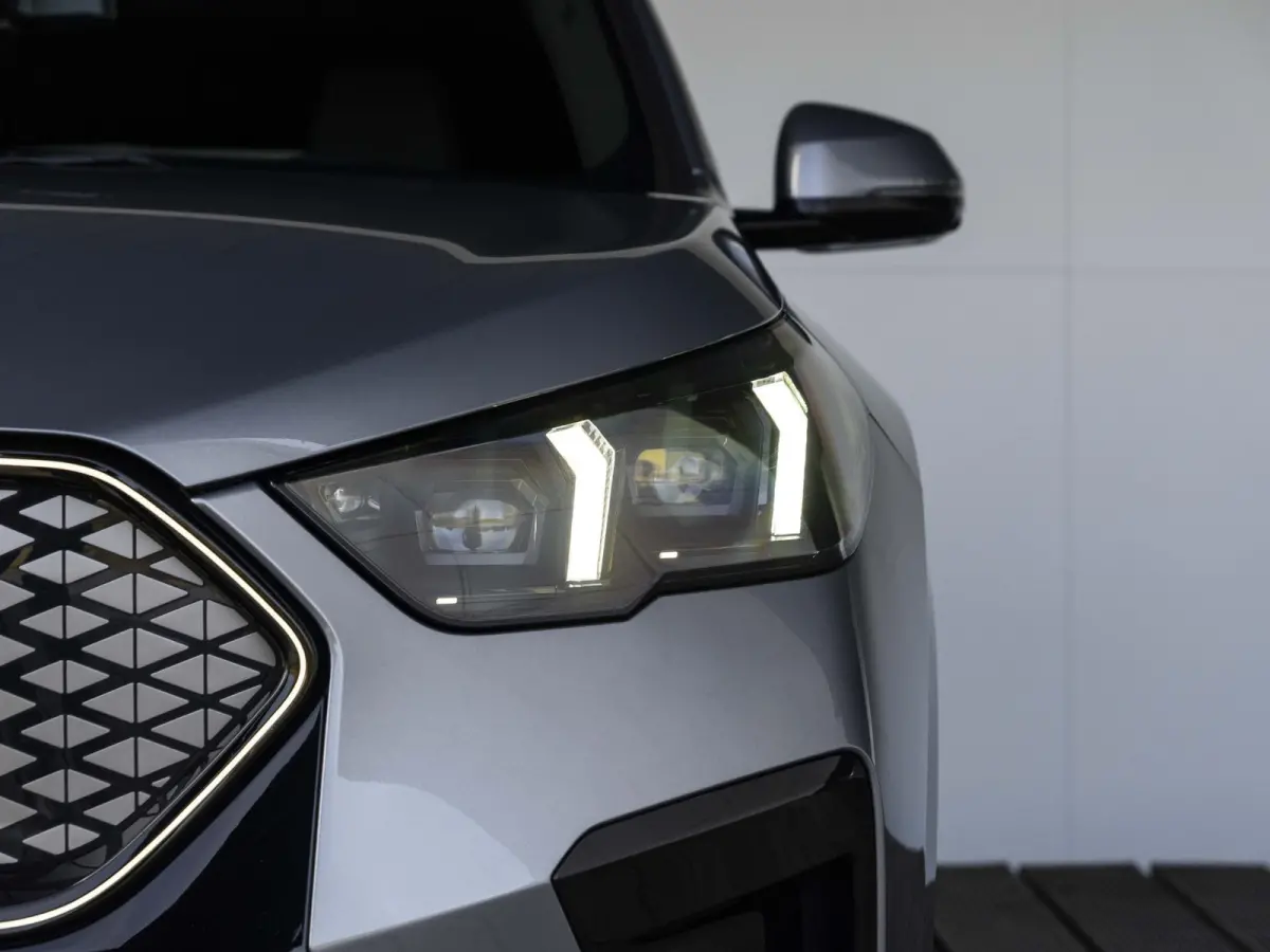 eDrive20 SoH 100% | M Sportpakket Pro | Innovation Pack | 20 inch | Stuurwielrand verwarmd | M Adaptief onderstel | Iconic Glow nierengrille | Glazen Panoramadak | Trekhaak
