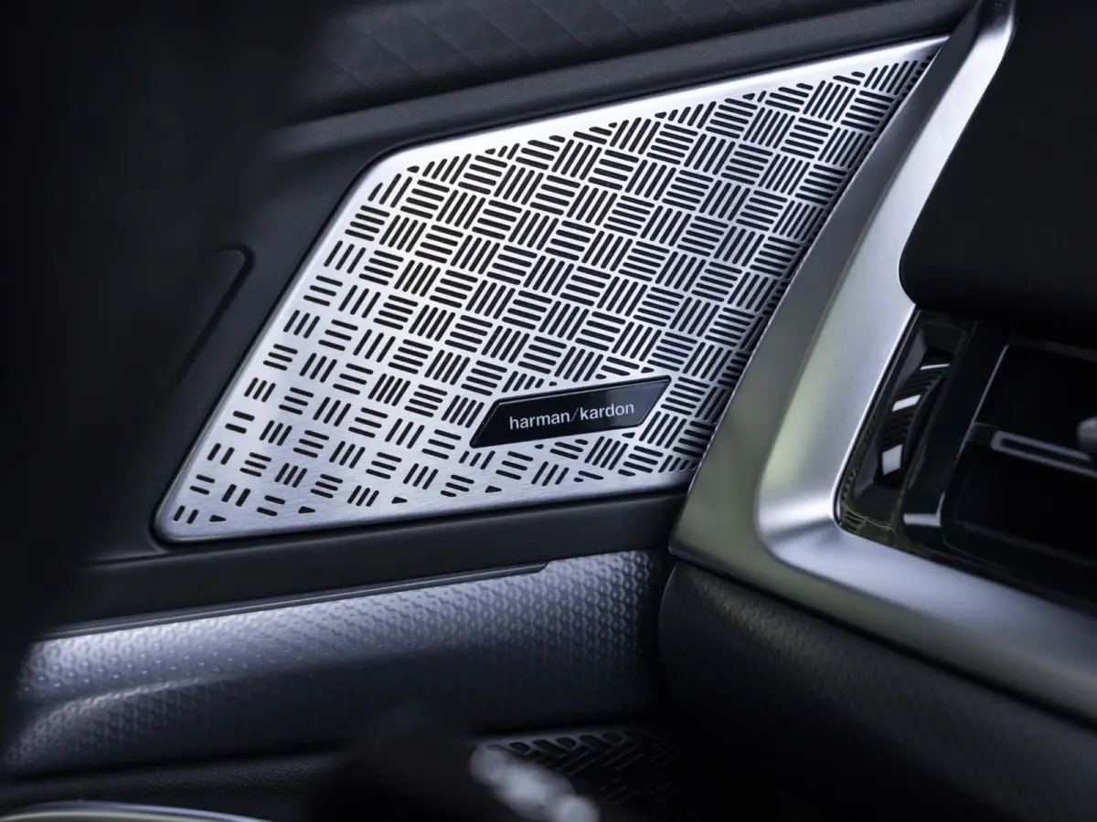 eDrive20 SoH 100% | M Sportpakket Pro | Innovation Pack | 20 inch | Stuurwielrand verwarmd | M Adaptief onderstel | Iconic Glow nierengrille | Glazen Panoramadak | Trekhaak