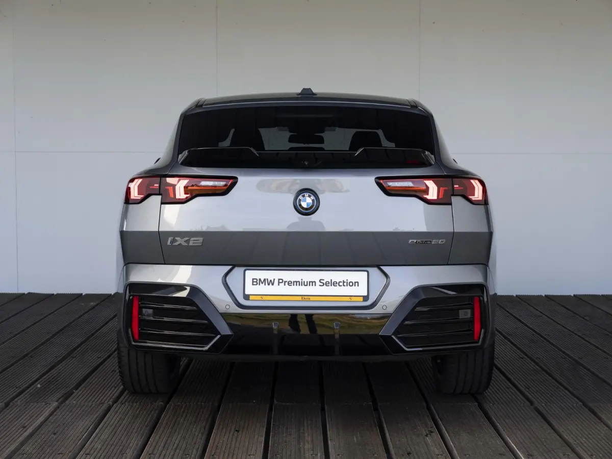 eDrive20 SoH 100% | M Sportpakket Pro | Innovation Pack | 20 inch | Stuurwielrand verwarmd | M Adaptief onderstel | Iconic Glow nierengrille | Glazen Panoramadak | Trekhaak