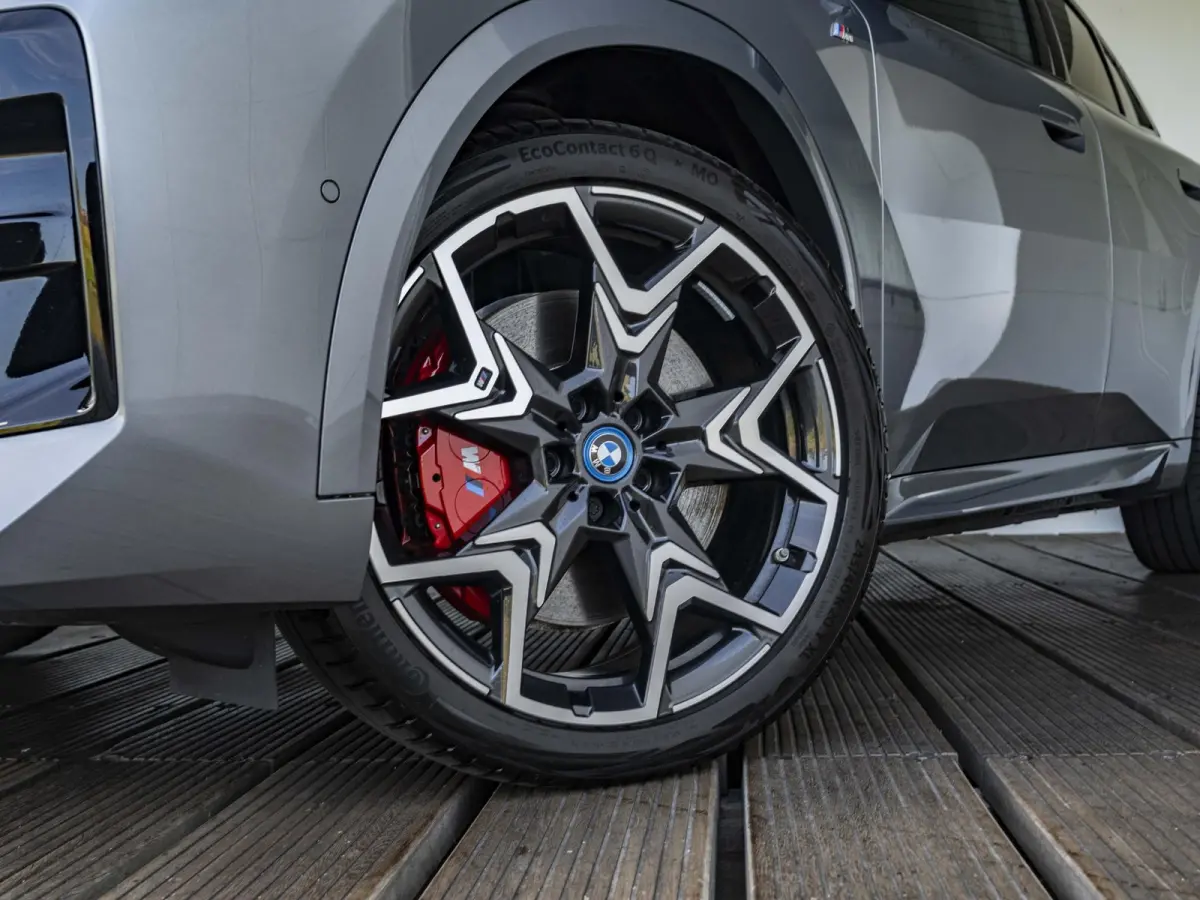 eDrive20 SoH 100% | M Sportpakket Pro | Innovation Pack | 20 inch | Stuurwielrand verwarmd | M Adaptief onderstel | Iconic Glow nierengrille | Glazen Panoramadak | Trekhaak