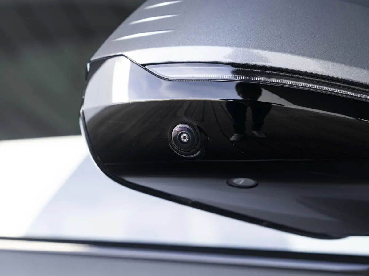 eDrive20 SoH 100% | M Sportpakket Pro | Innovation Pack | 20 inch | Stuurwielrand verwarmd | M Adaptief onderstel | Iconic Glow nierengrille | Glazen Panoramadak | Trekhaak