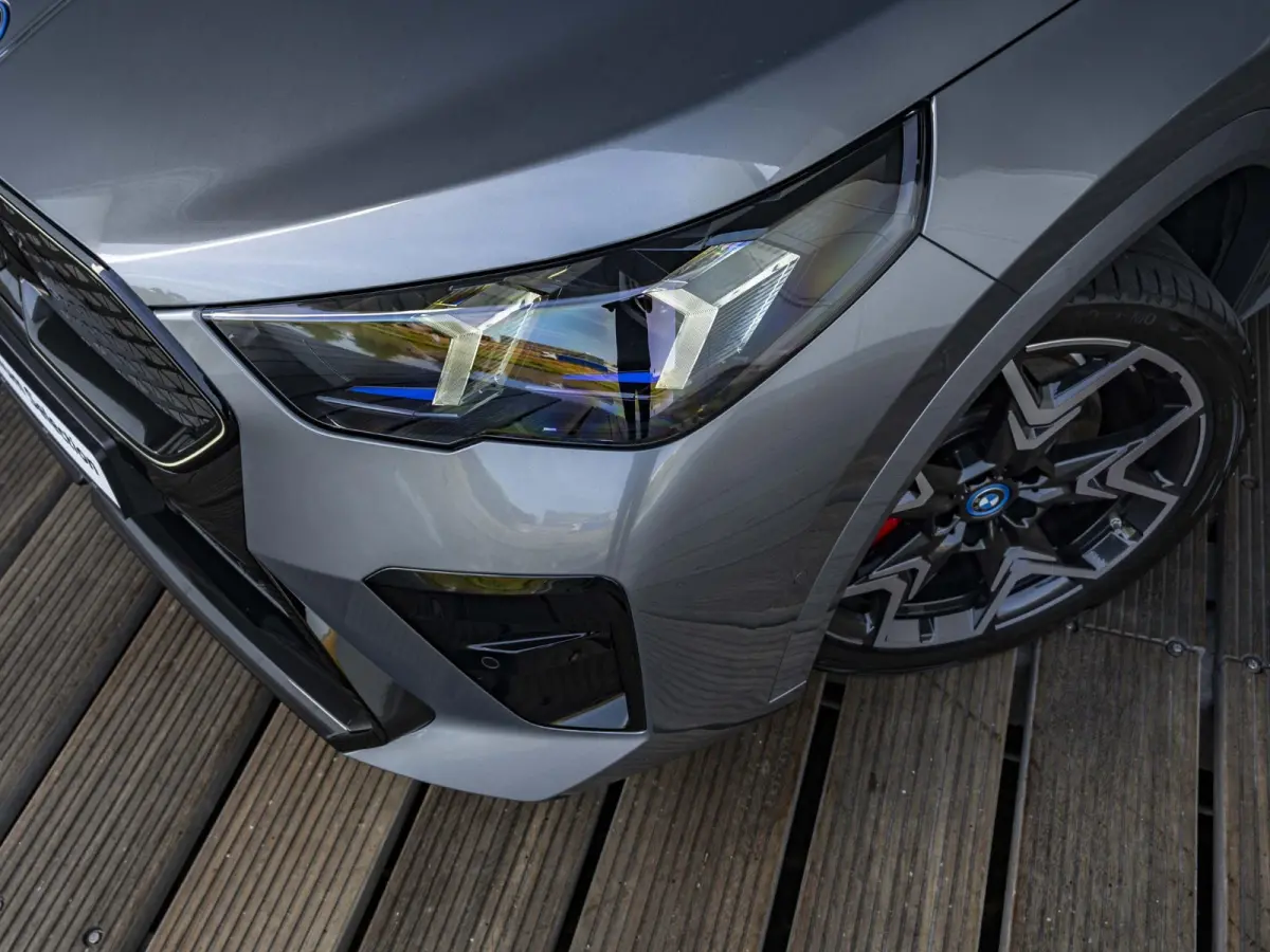 eDrive20 SoH 100% | M Sportpakket Pro | Innovation Pack | 20 inch | Stuurwielrand verwarmd | M Adaptief onderstel | Iconic Glow nierengrille | Glazen Panoramadak | Trekhaak