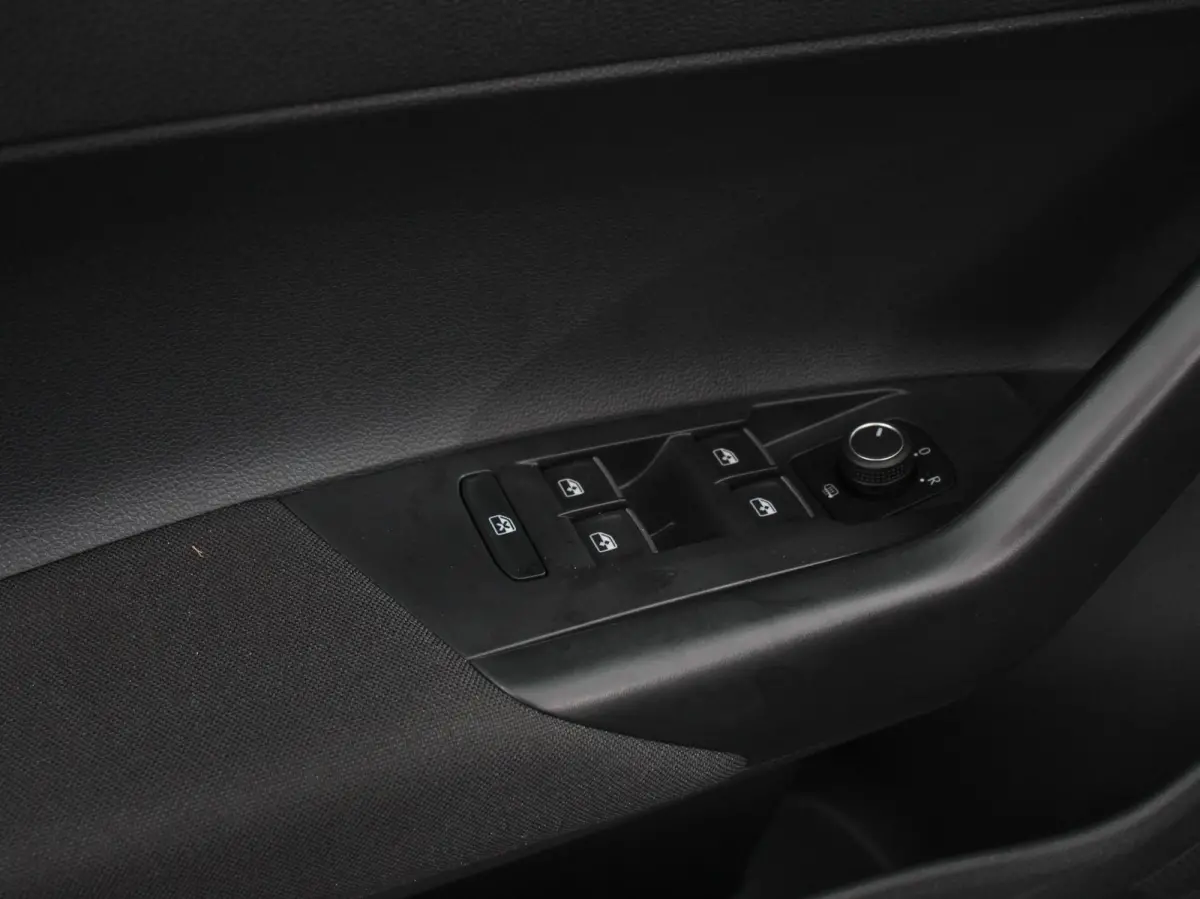 1.0 TSI Move Navigatie App Connect / Android Auto / Apple Carplay Climate Control Parkeer sensoren Lichtmetalen Velgen Dab Digitale Cockpit